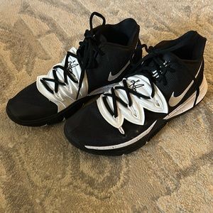 Nike great condition sneakers black and white Nike size 8